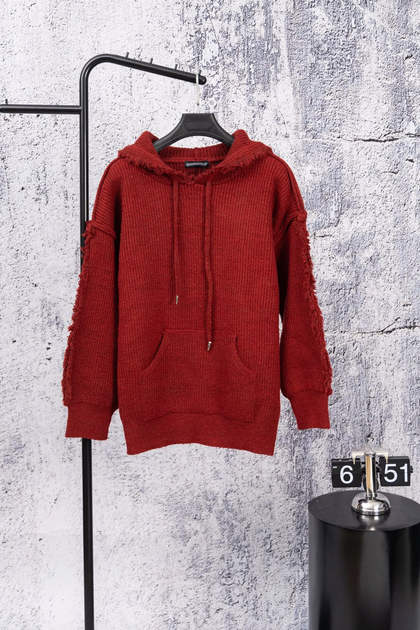 P300 Chrome Hearts CH Chrome Hearts 2025 hooded red sweater. Cross tassel leather label hooded soft and waxy red sweater. The sweater has a soft and waxy feel. The classic cross leather label design on the back cap is really great to wear as an inner layer or as a stand-alone in winter. It is full of Christmas and New Year flavor. It is a very practical item and is very versatile. It is recommended to buy it early. Size: S M L Color: Red